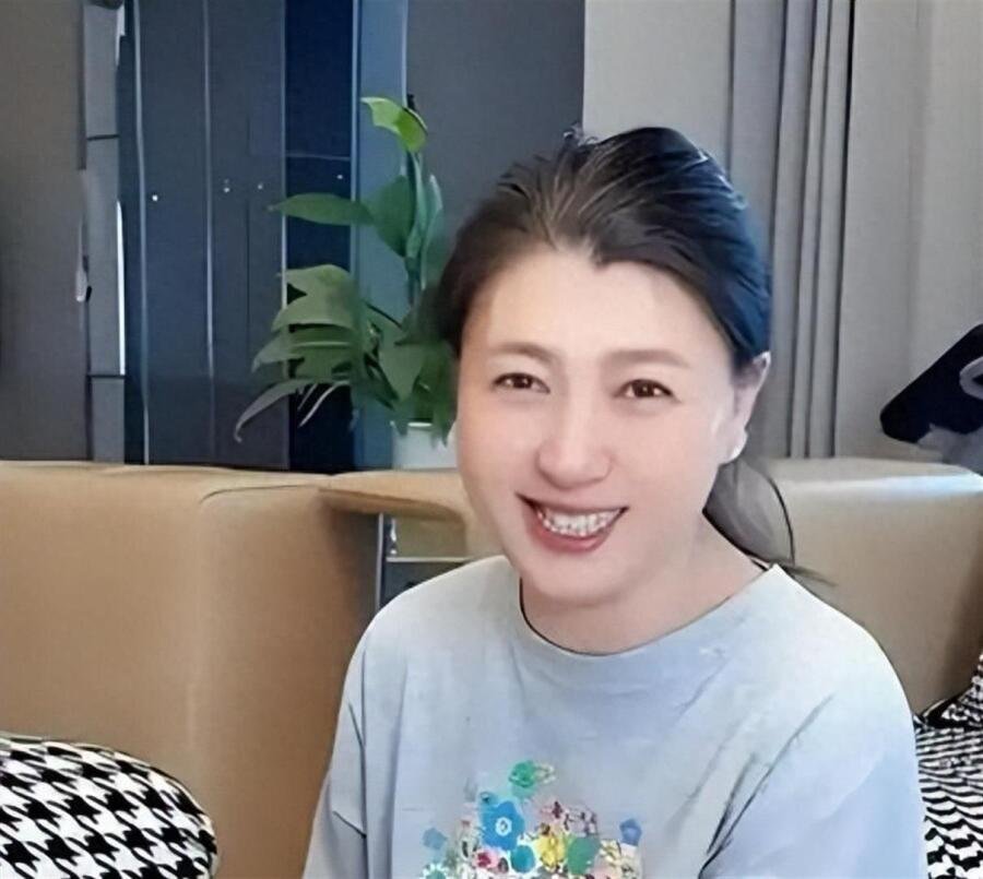 被骂酸黄瓜三个月后，54岁闫学晶现身东北，这次她真的听劝了 