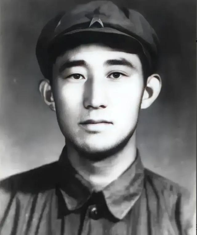 1949年，潜伏在敌人内部的地下党员吴荣森，已经引起了特务的怀疑，他察觉到危险后