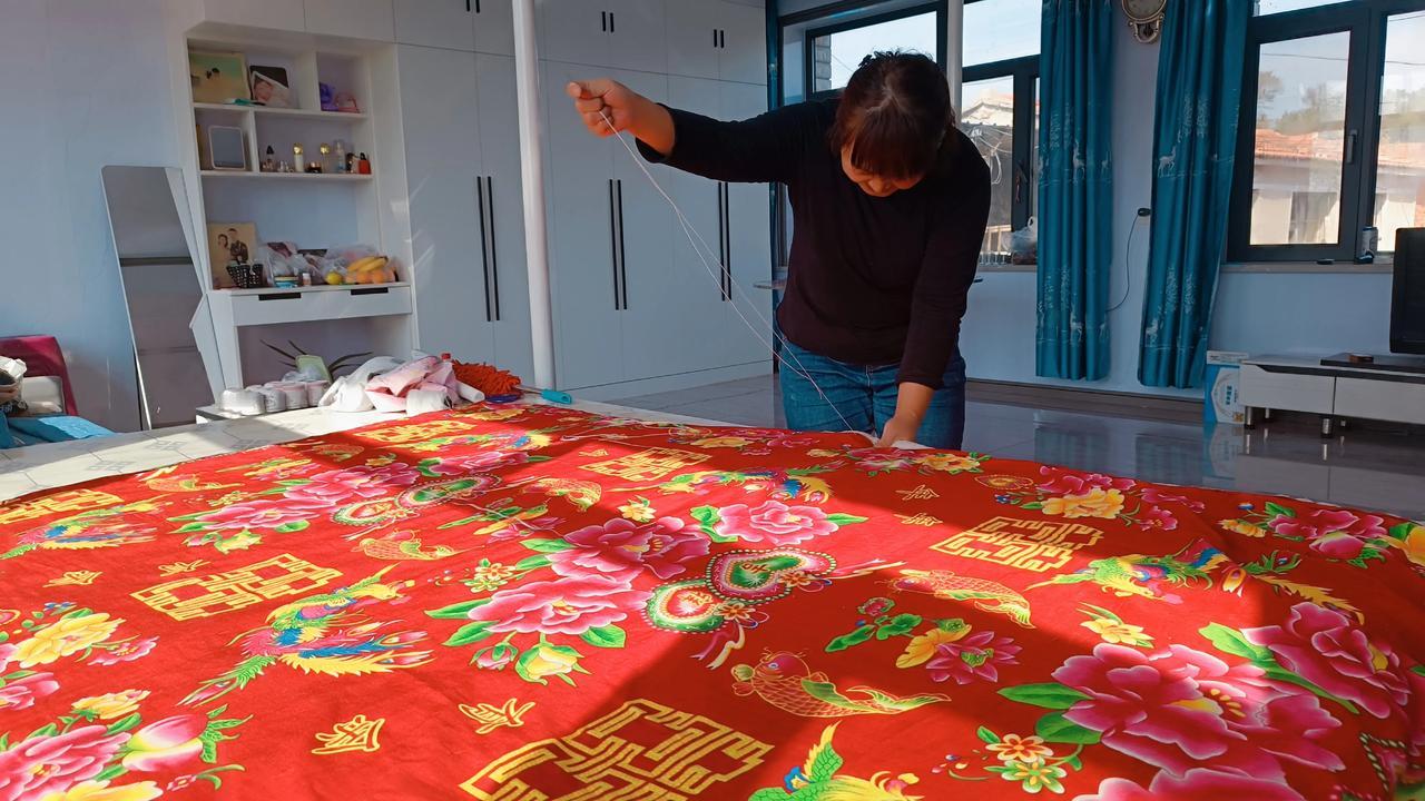 用了2小时，做了一床被子！没想到针线活扔了30年，还能捡起来。记得初三那年，我自