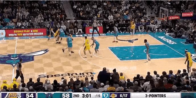 这也能命中！东契奇打球真是太神奇了。在今日湖人迎战黄蜂的第二节比赛中，东契奇迎着