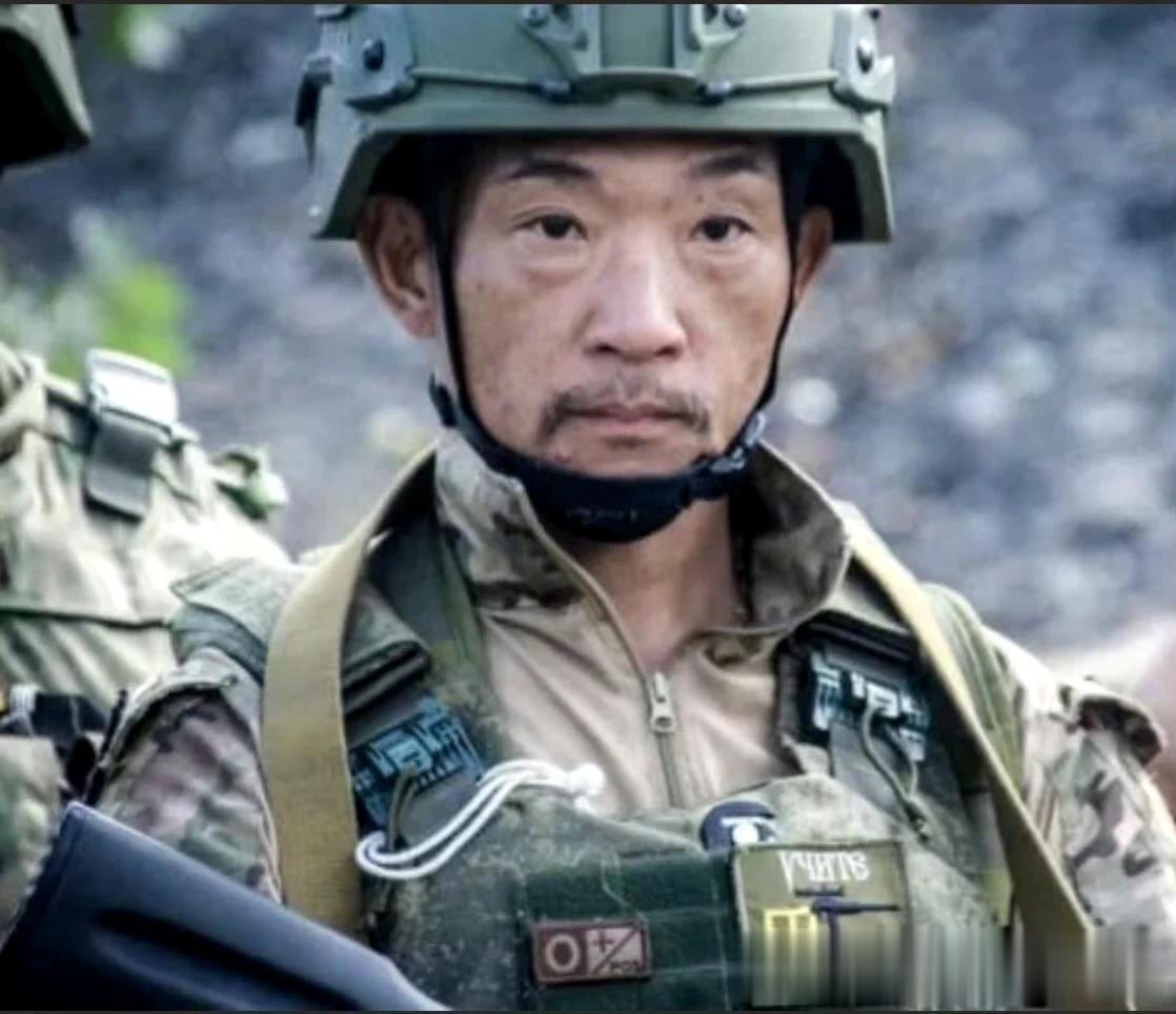 俄军当中冒出来的日本志愿者（左） ​​​和韩国志愿者（右）。