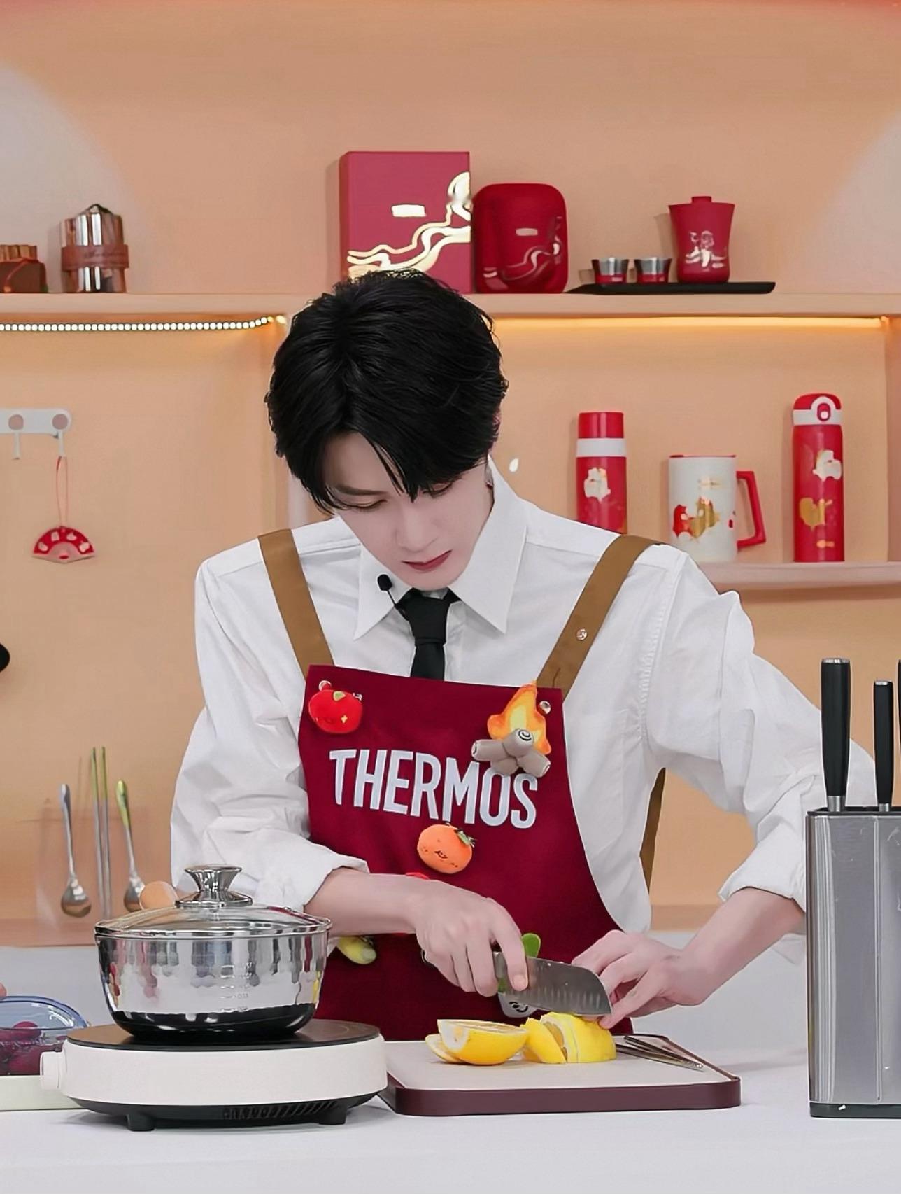 刚下班的老公衣服都没来得及换，只把外套脱掉穿上围裙就去做饭了，我说不着急老公你先