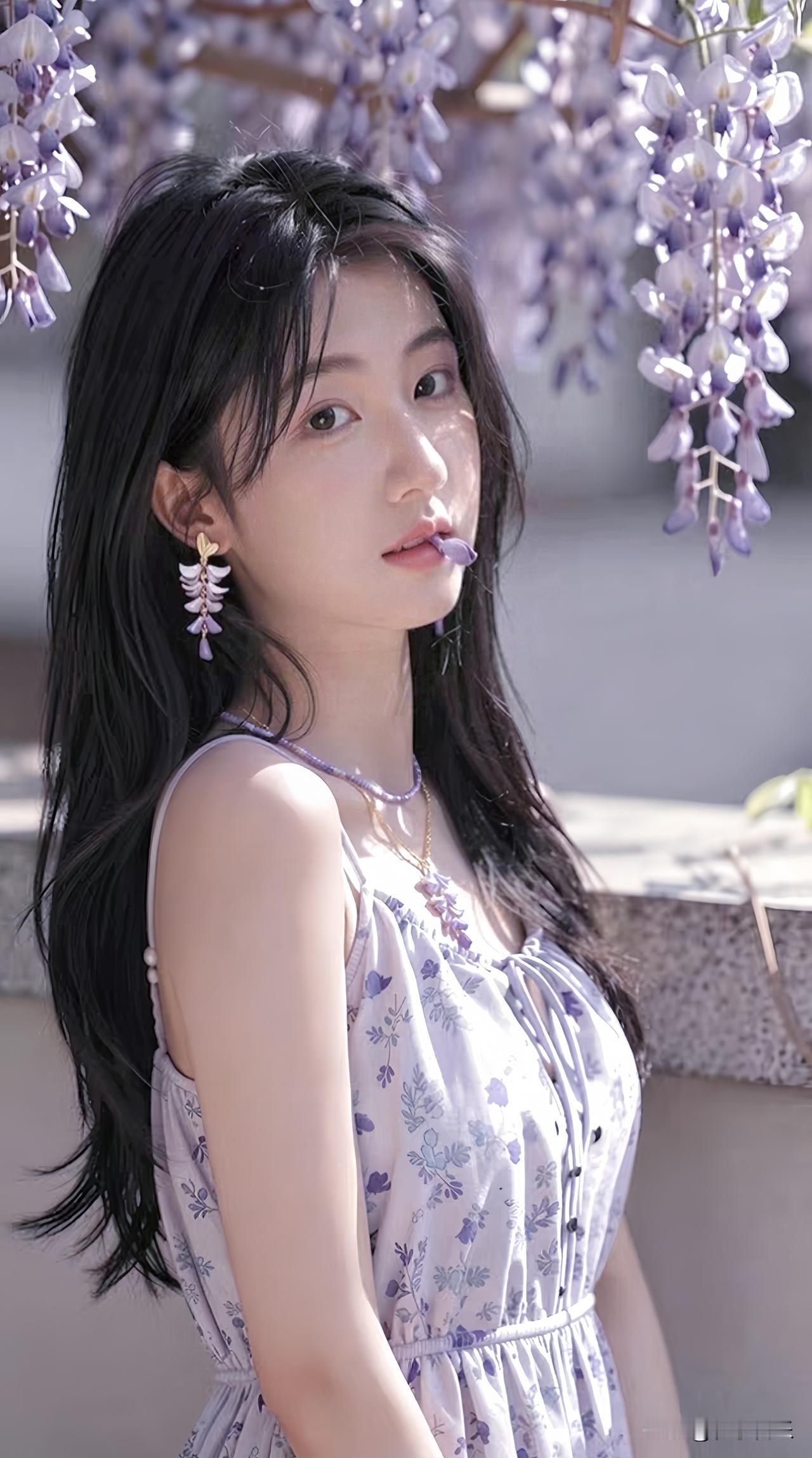 在紫藤花下，少女如梦如幻，温柔似水。分享甜美小姐姐随手拍 少女风写真照 分享你的