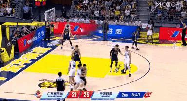 在今天宁波町渥客场挑战广东东阳光的比赛中，发生了让人瞠目结舌的一幕。当时比赛进行