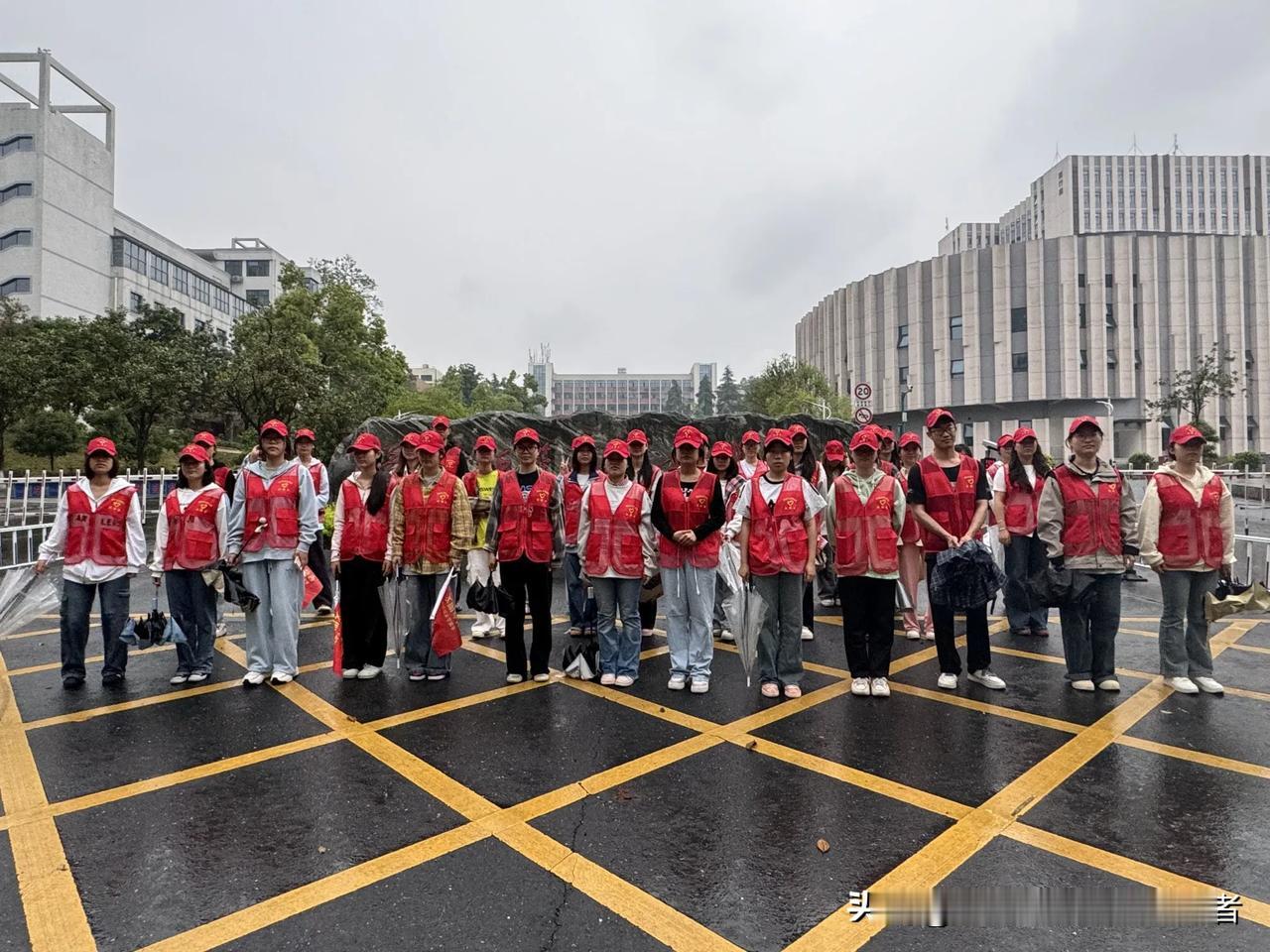 雨幕中的志愿红丨当文明劝导遇上骤雨，青春答卷温暖全城
 
        4月2