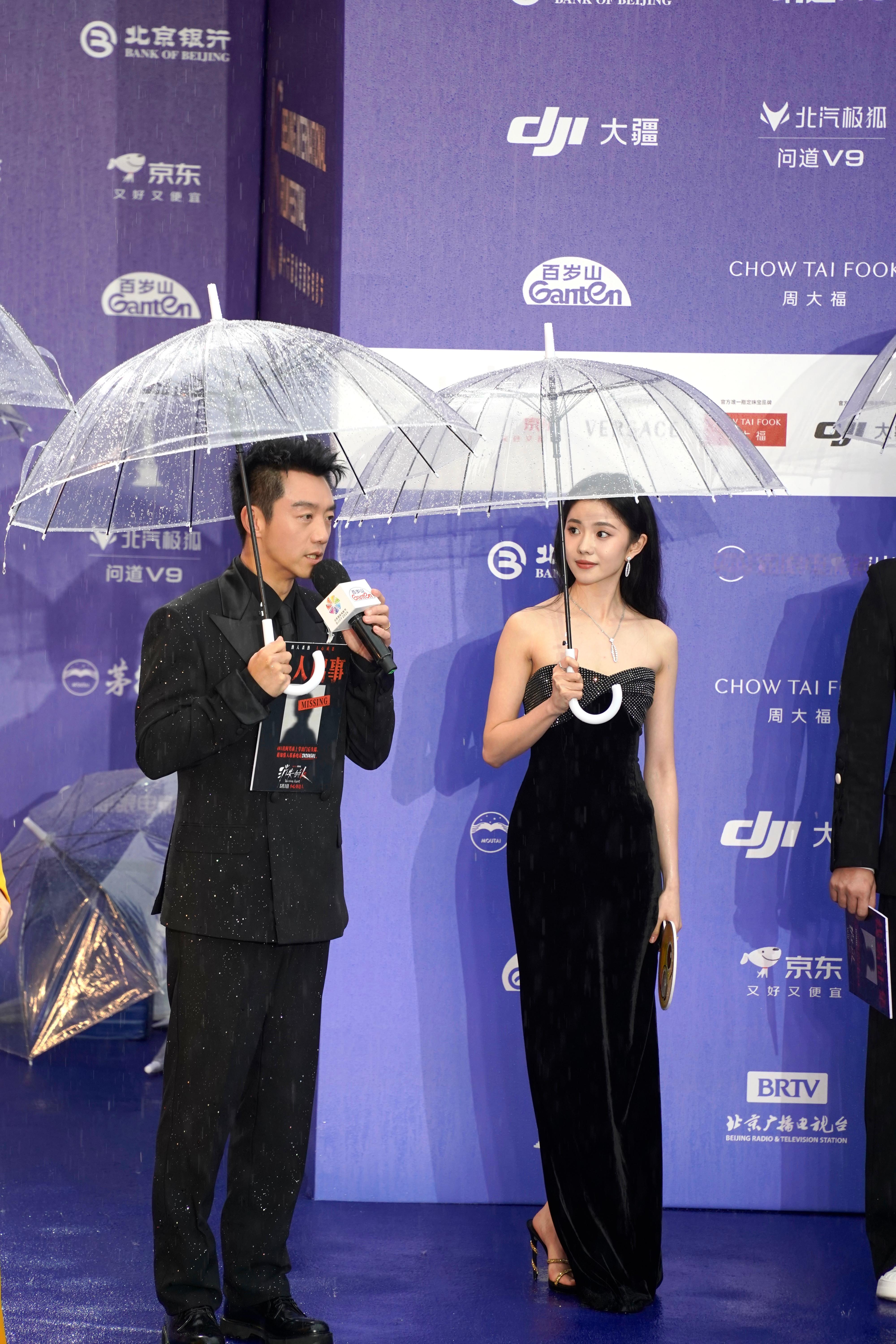 先发一张现场刘浩存红毯生图，真的好有氛围感，事实证明电影脸就是不一样。你永远可以