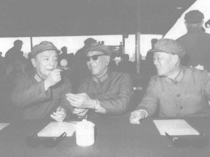 1981年9月，在802演习现场。左一是杨尚昆，他当时是军委常委兼任军委秘书长。