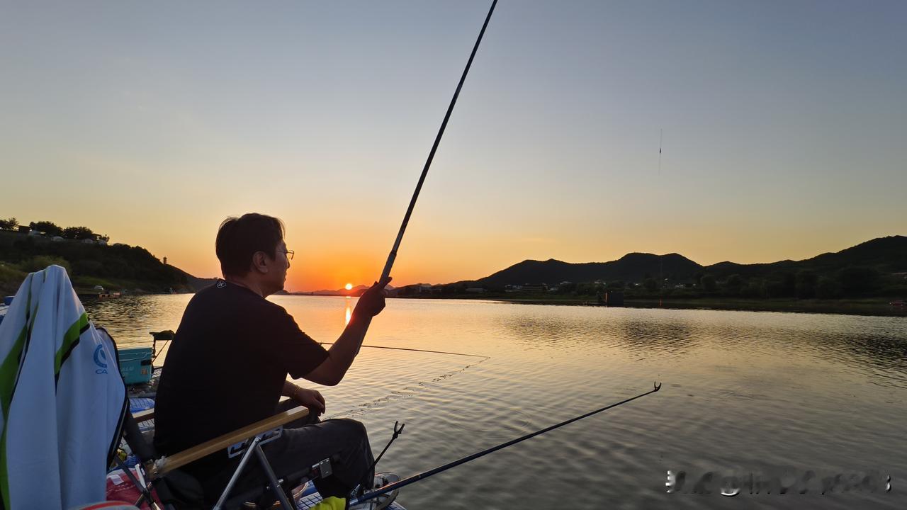夕阳西下，持竿垂钓，这是只属于自己的静谧时光。
周围景色皆被如镜的湖面揽入怀中，