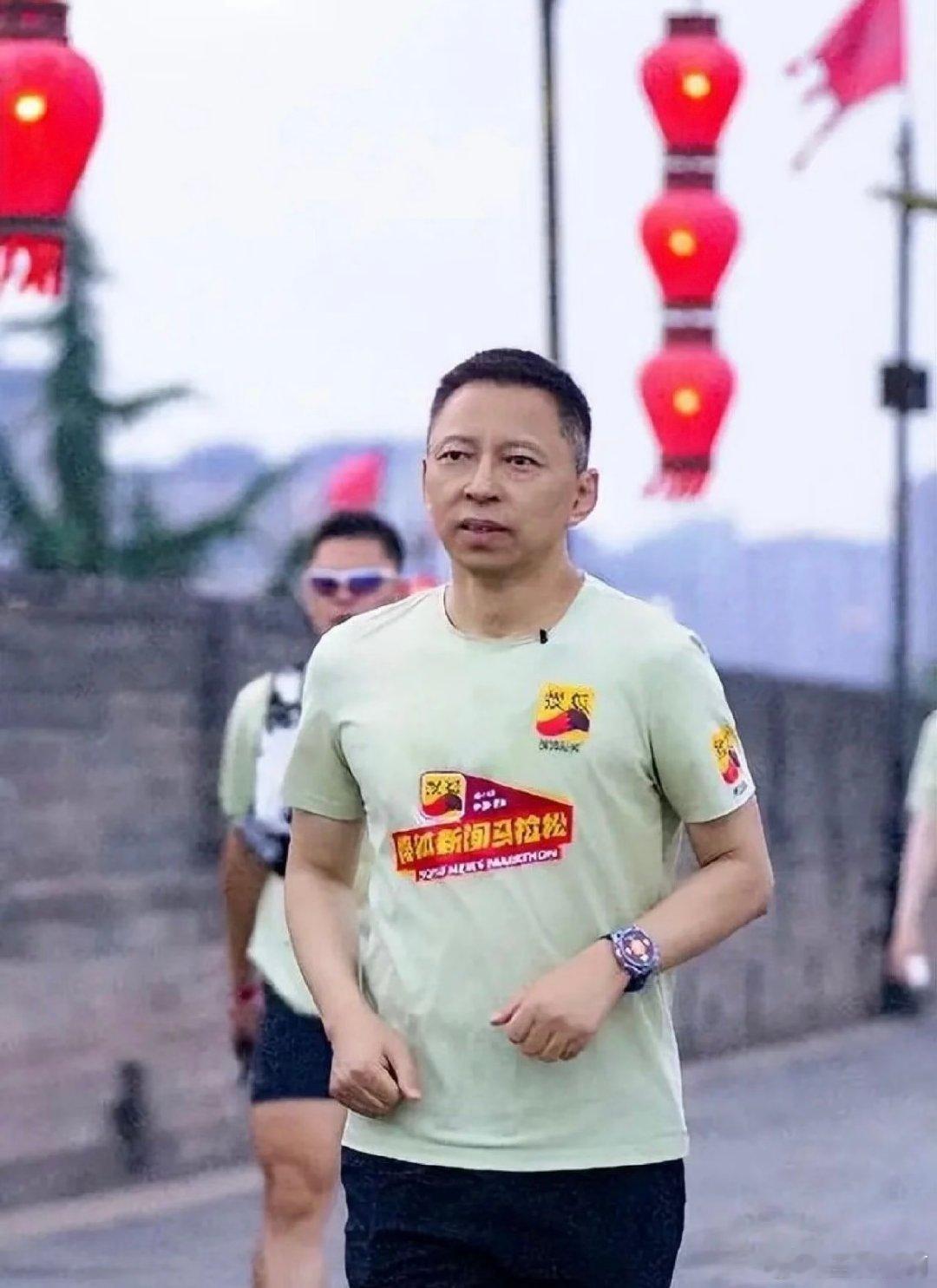 张朝阳说看美剧变聪明 别人带货张朝阳带派 谁能拒绝会cos的学霸老板？张朝阳把《