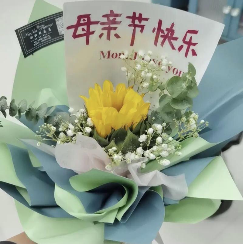 母亲是一生最温暖的依靠，默默操劳不求回报，用平凡身躯给予我们无尽疼爱。半生辛苦只