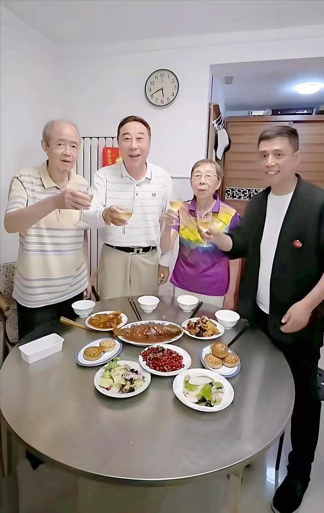 中秋之夜，当冯巩风尘仆仆从合肥赶到天津姐姐家时，迎接他的不是豪宅盛宴，而是一句沉