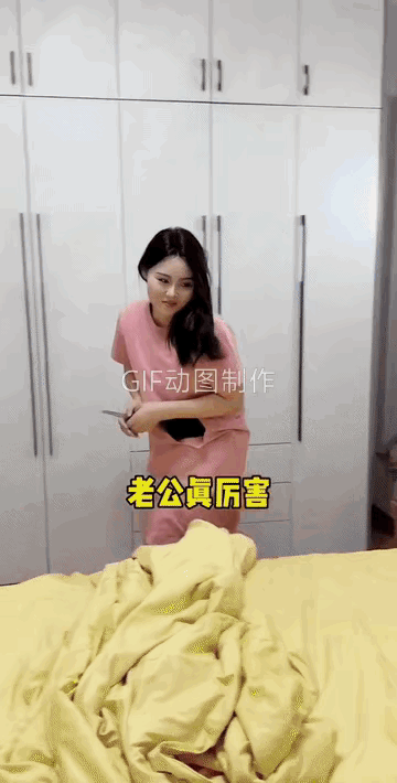 “猪”队友真厉害！
小孩子睡着了还紧紧地抓着老婆的衣服，这个时候老婆想要去卫生间