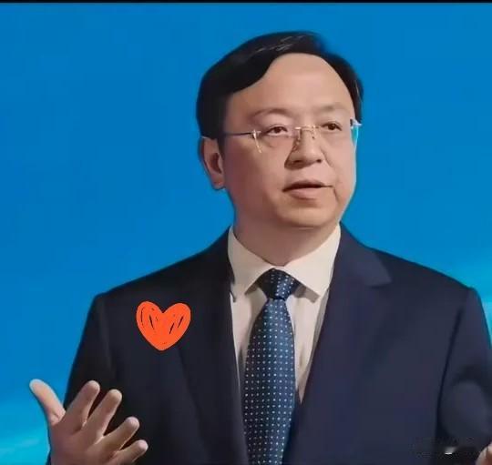 董路没等来足协的回应，
却收到了比亚迪送来的大礼——比亚迪给每个比赛里的球员，还