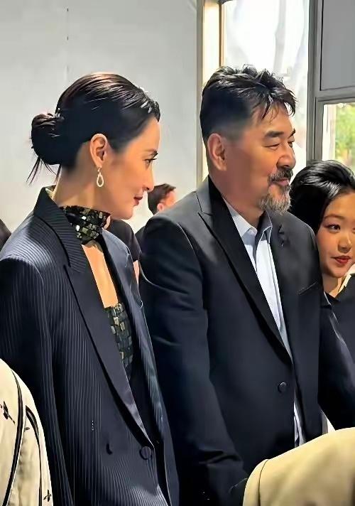 全网玩梗“著名歌手”，陈建斌回了一句：“我是业余的。”
​记者问他怎么看待这个称