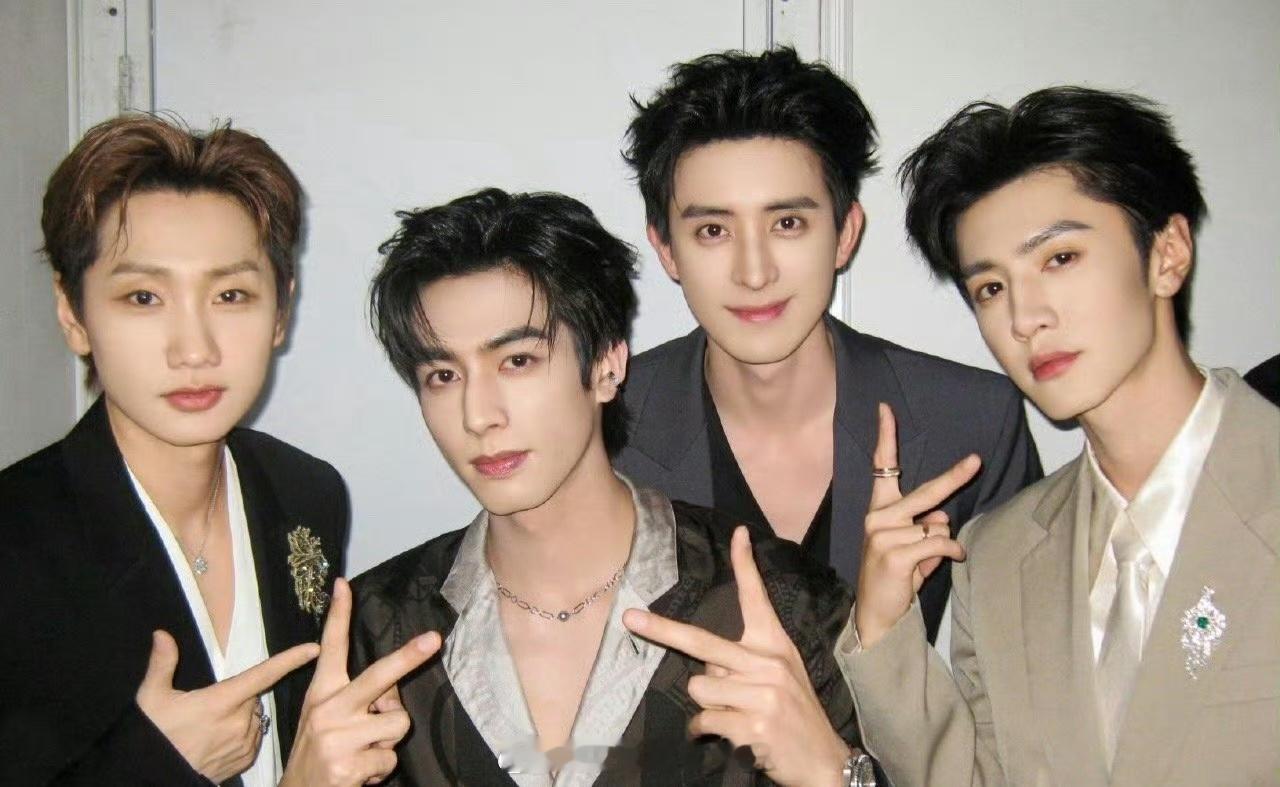 汪苏泷、宋威龙、敖瑞鹏、陈哲远同框合照，帅哥同框了 