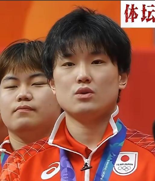 日本乒乓球男团获胜颁奖仪式上，只有张本智和一个华二代在卖力唱日本国歌，而土生土长