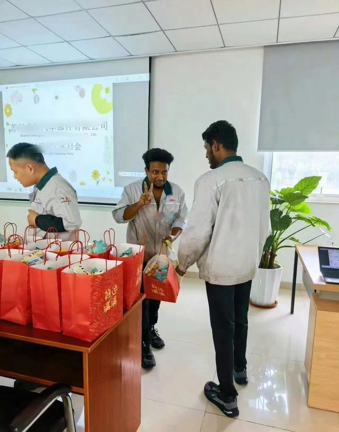 三哥打螺丝比我快 