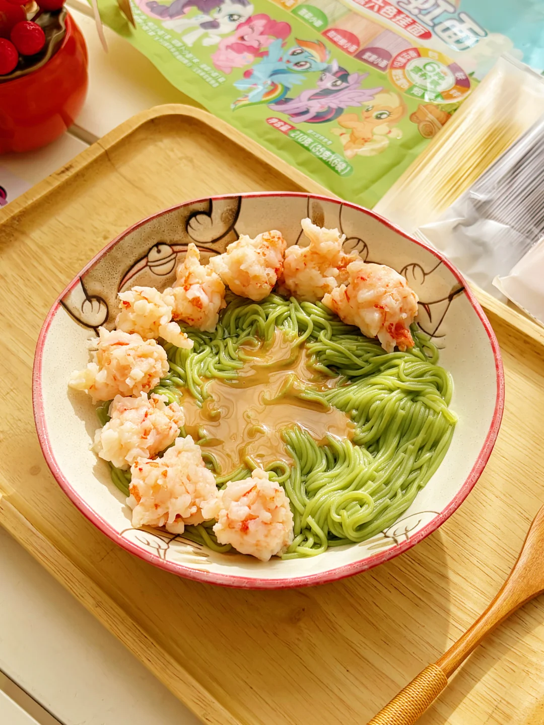 叮咚联名魔法彩虹面绝了！6色面条+贴纸