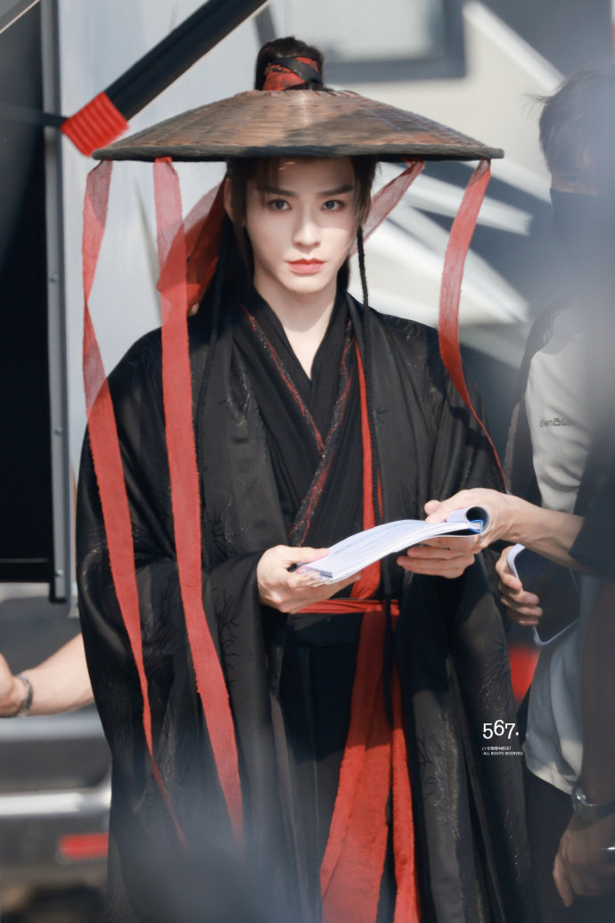 龚俊陆小凤红飘带斗笠造型路透好漂亮的陆小凤 龚俊陆小凤红飘带斗笠造型路透，好漂亮