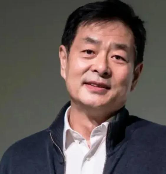 凌晨1点的北京，一段关于濮存昕照护高龄母亲的故事正在网上流传。

有人写他用一根