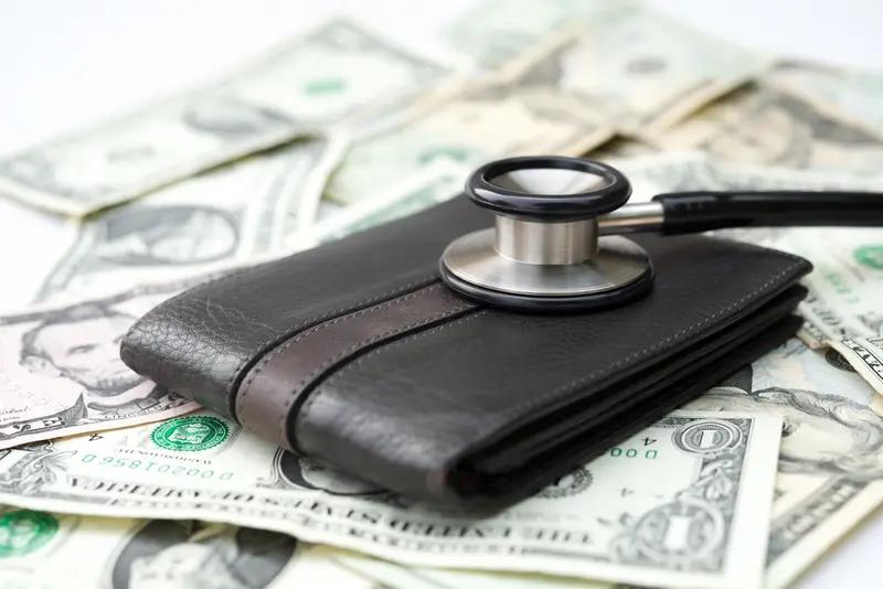 2026年5月1日起，医疗回扣正式入刑！医生收受3万元、药企行贿10万即触刑律，