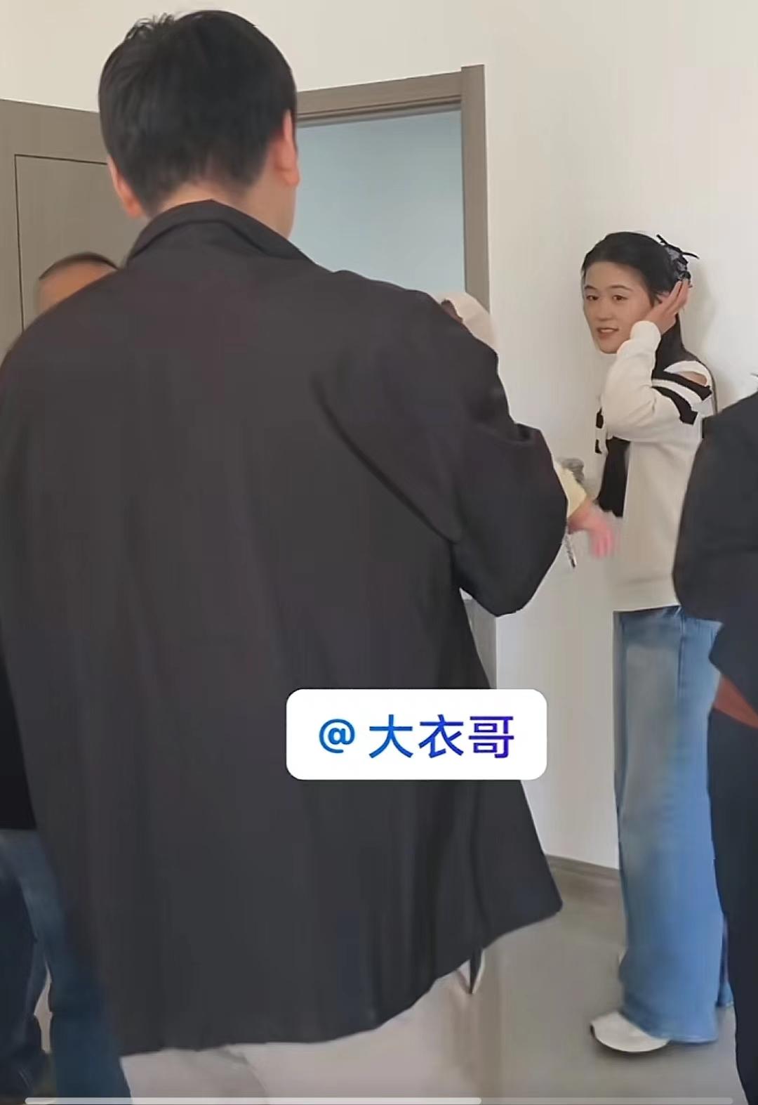 大衣哥儿子朱小伟是真懂事。看到他过门口那一让开：还抱着孩子，就那么懂事！大衣哥一