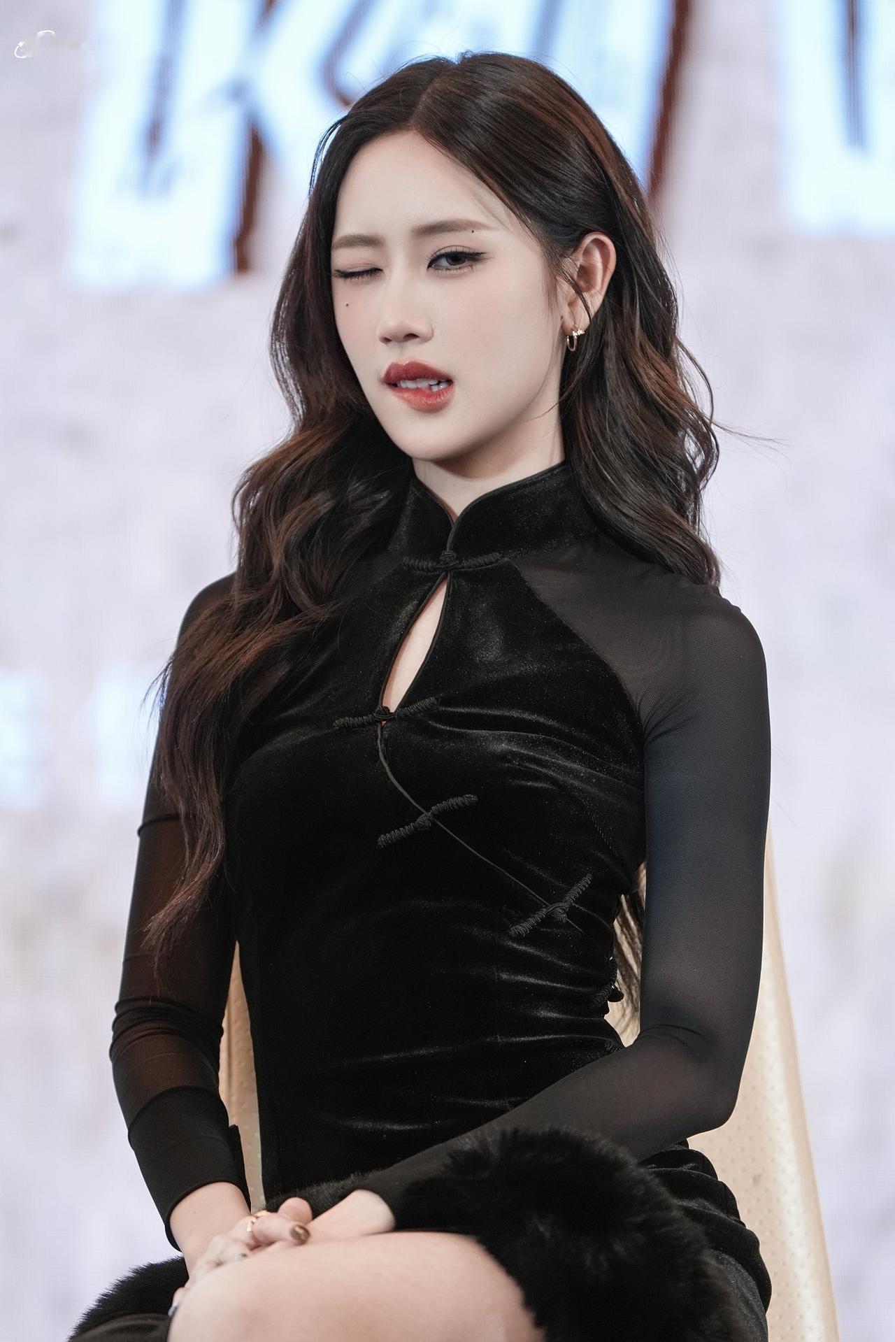 泰国歌手janeeeyeh，超有风情的小姐姐！
叶芷妤（曾用名：叶蓁），父亲是中