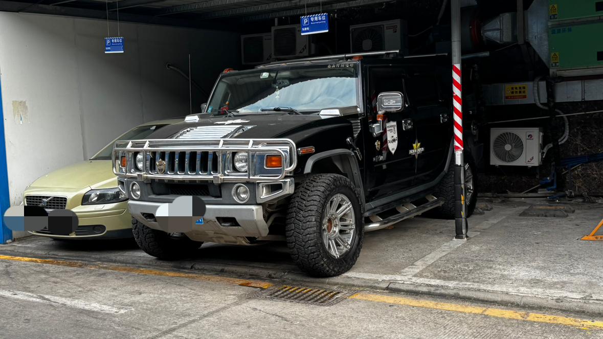 偶遇也算很老的悍马H2，读书年代很喜欢的一款车[呲牙][呲牙][呲牙]受这车影响