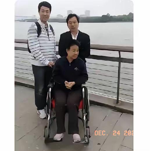 这世上最动人的“骗局”，藏着跨越千里的真心。

上海民警姜经纬，硬是把素昧平生的