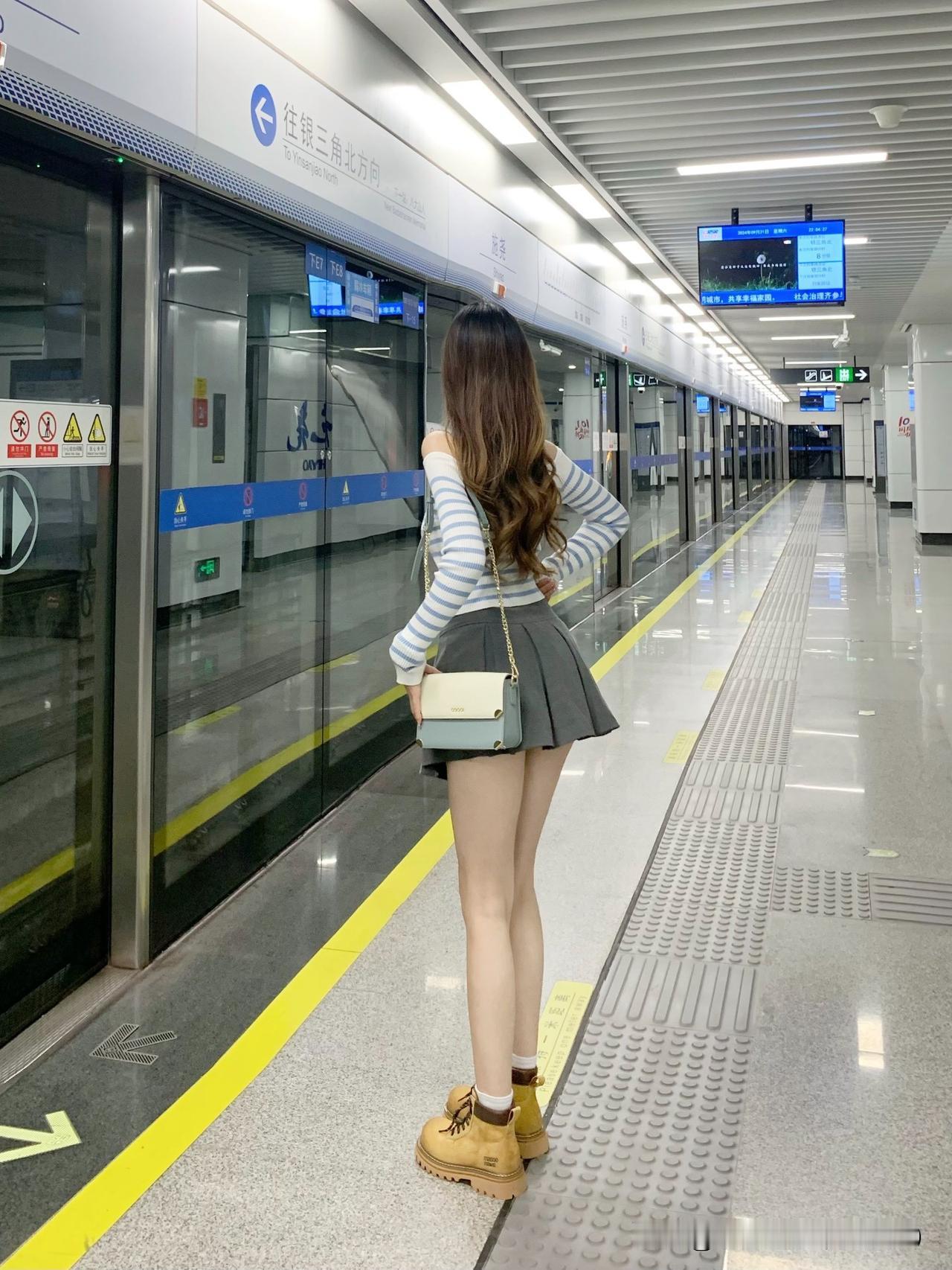 想出门转转，
换了鞋，
又脱了。

本来心里空落落的，
翻了翻手机，
看人晒这晒