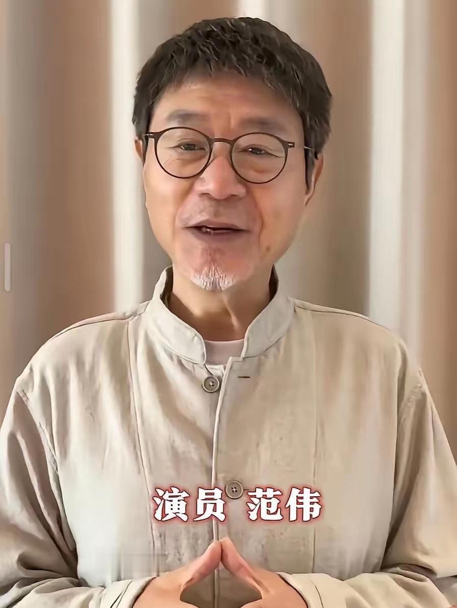 看到范伟的照片，着实吓了一跳。整个人瘦得脱了相，和记忆里的模样判若两人。

脖子