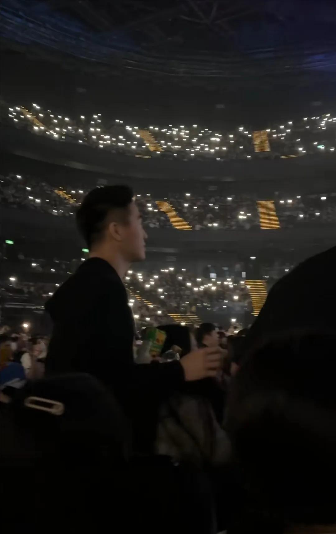 网友在周兴哲演唱会上偶遇到了何猷君，没想到他也来看演唱会了，居然是他一个人来的，