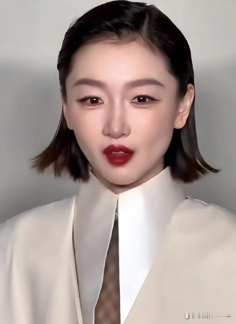 一直很能get周冬雨！她真是越来越好看了，小时候清秀，现在整个人都散发着自信又高