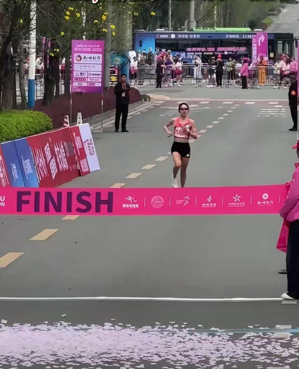 张水华柳州马拉松女子组第一张水华柳州马拉松以2小时36分22秒夺冠，一周内背靠背