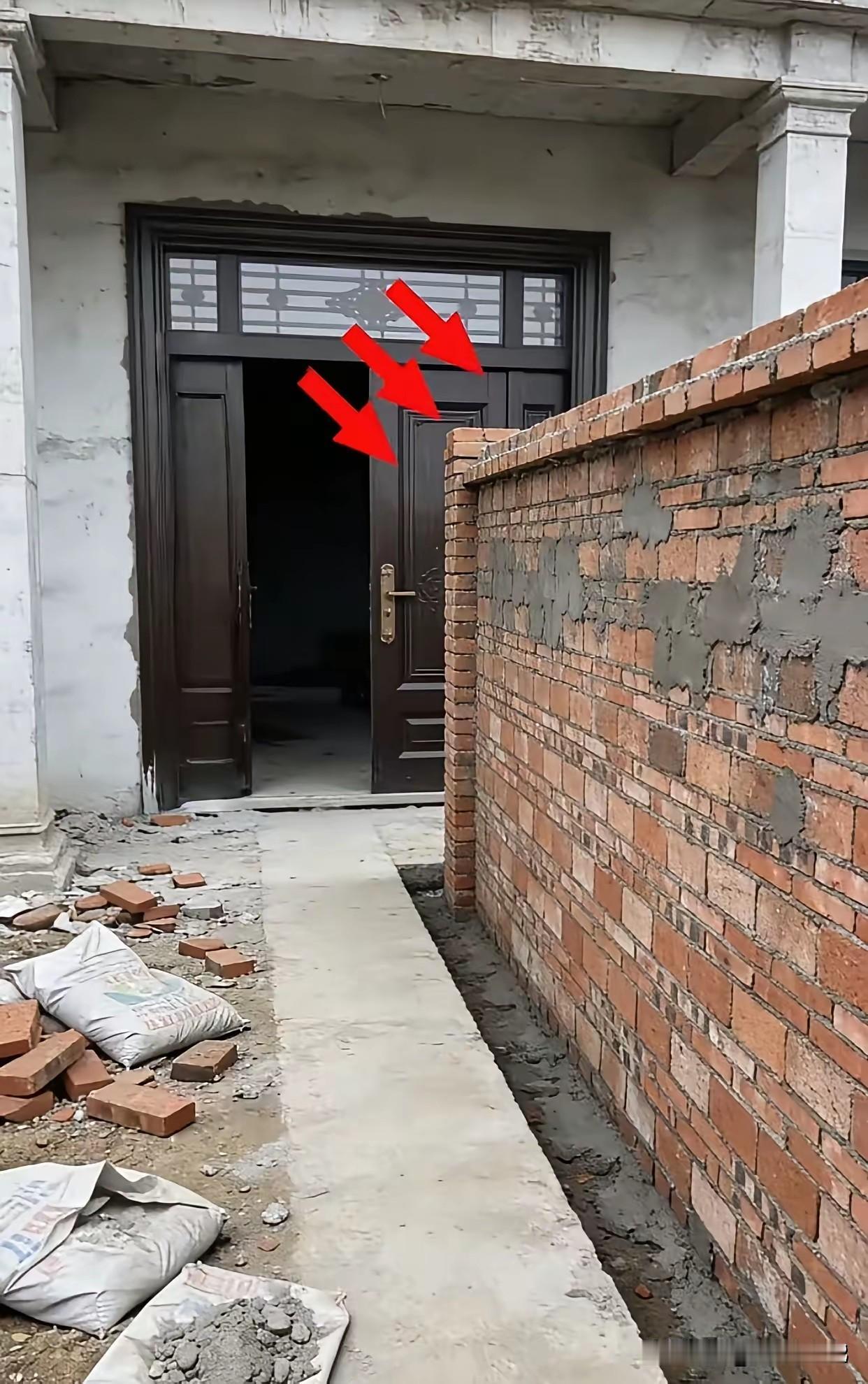 房主出门就碰墙，大不吉利。可是邻居是在自家宅基地上砌的墙，房主又无权干涉。我就不