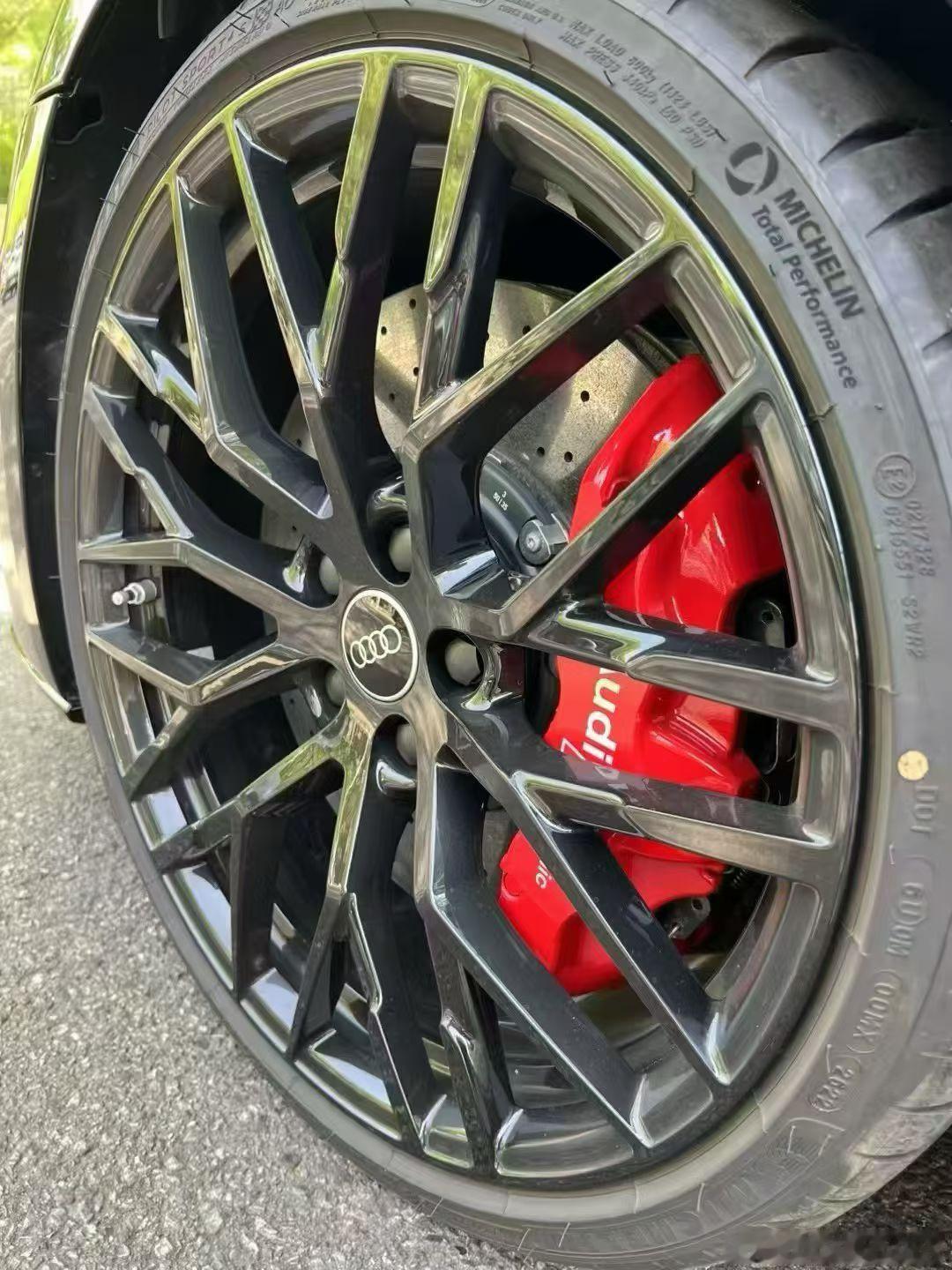 奥迪R8 P版， 3888km，2023年落户，带电磁悬挂！ 
