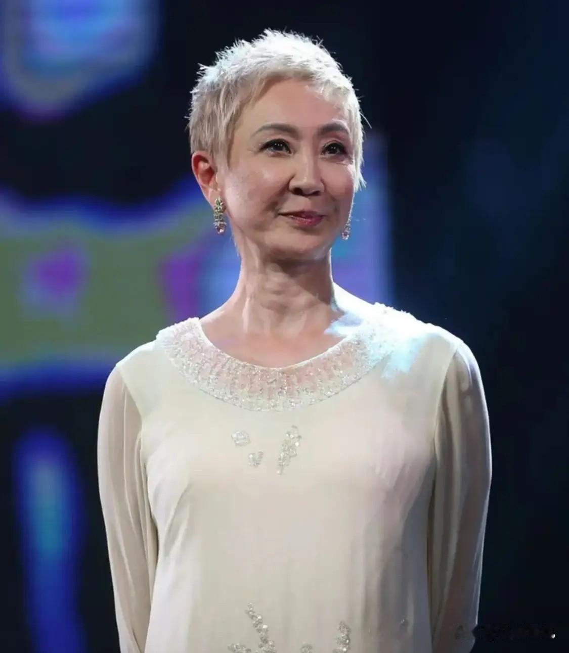 施南生败给了不孝有三无后为大。
徐克后面找的娇妻，远不如施南生优秀，但徐克需要她