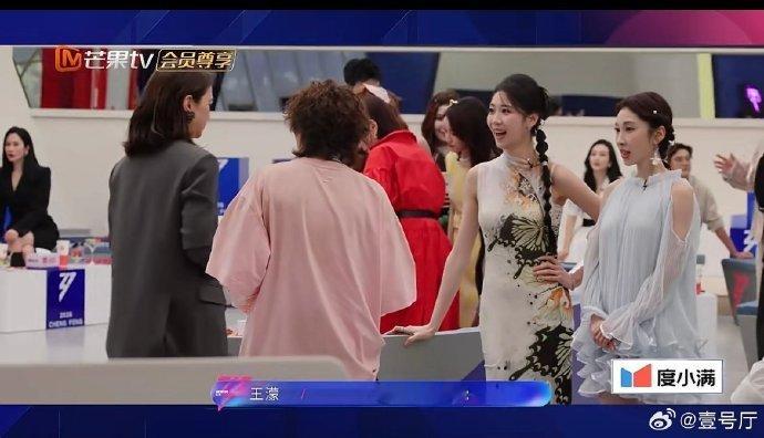 乘风初见面各聊各的全员沉浸式社交，各聊各的自在又鲜活，每一帧都充满欢乐。乘风20