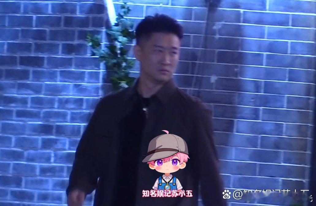 曝曹云金草丛旁小便曝曹云金边尿边随地吐痰 有娱乐自媒体拍到曹云金在草丛旁小便，还
