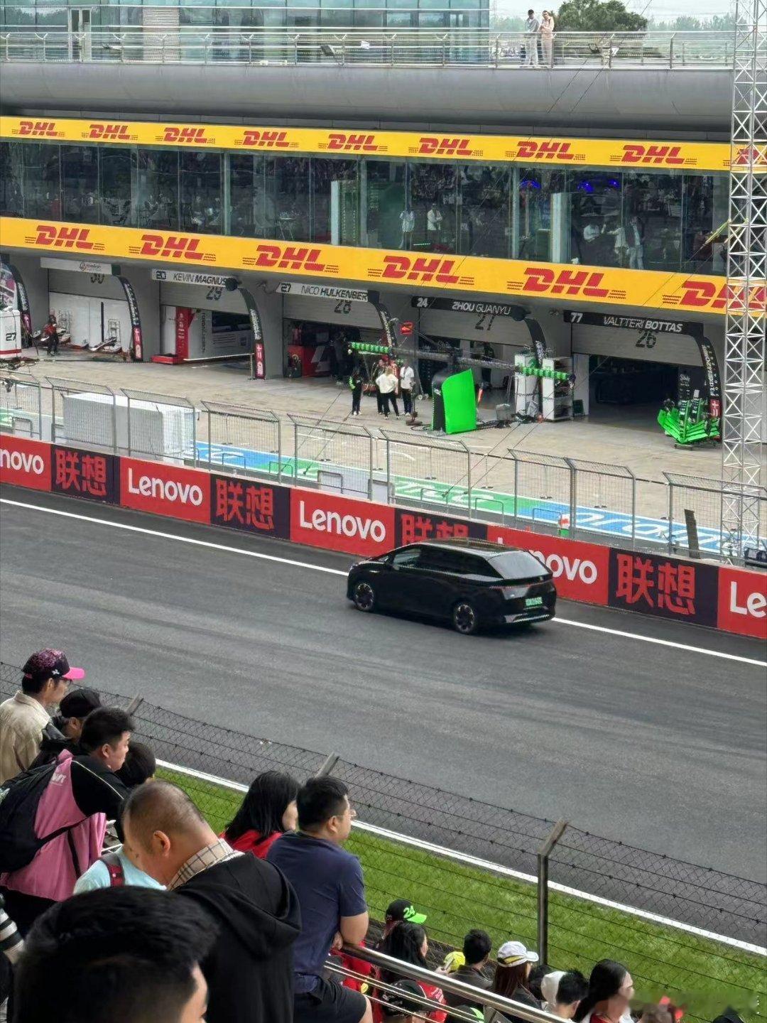 我看见了什么？小鹏X9在F1赛道上[吃惊] 作为小鹏车主，自豪啊！#中国纯电闪现