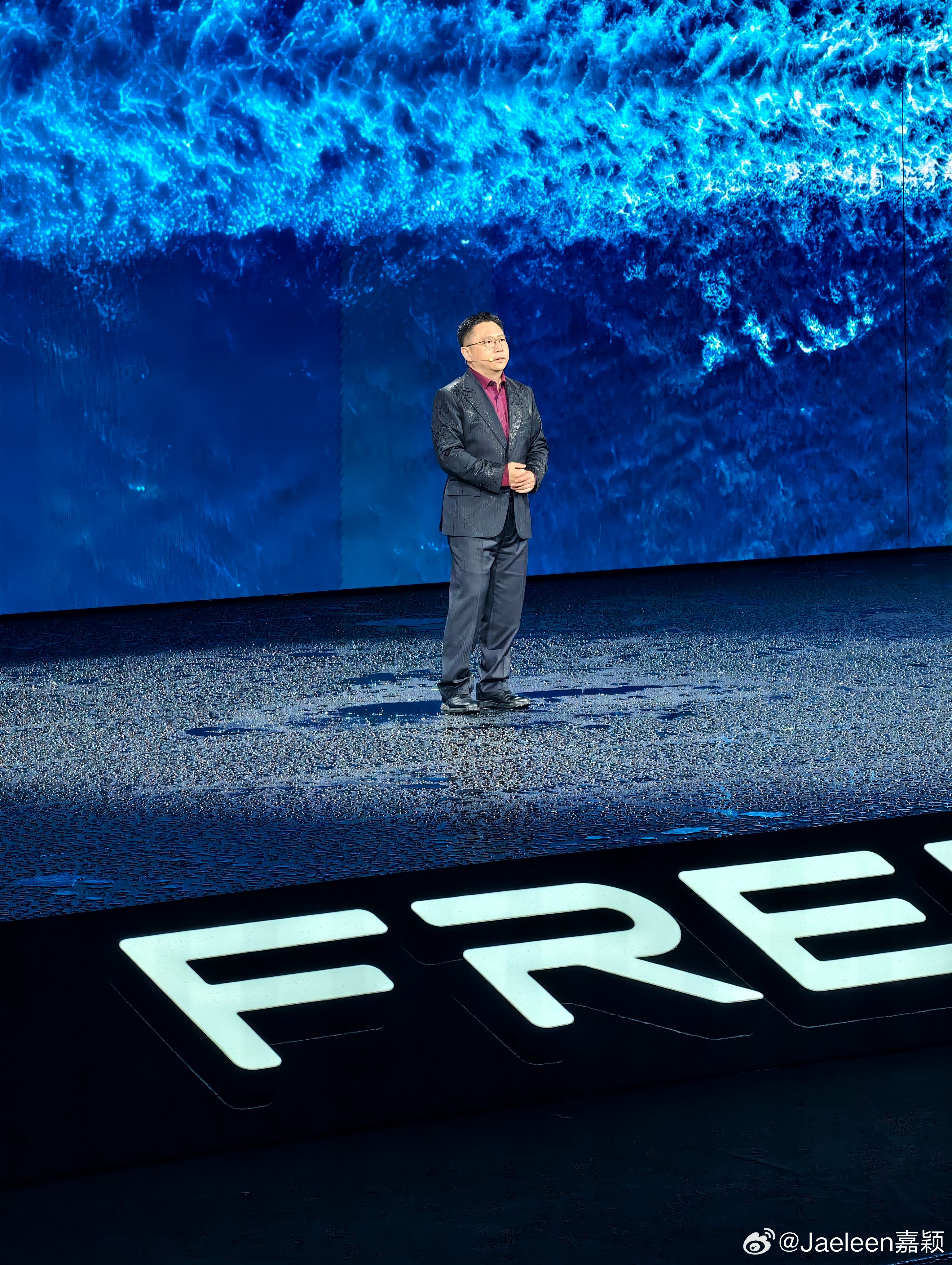 台风没得说，不过淋雨快一小时了，文飞总你还好么… 