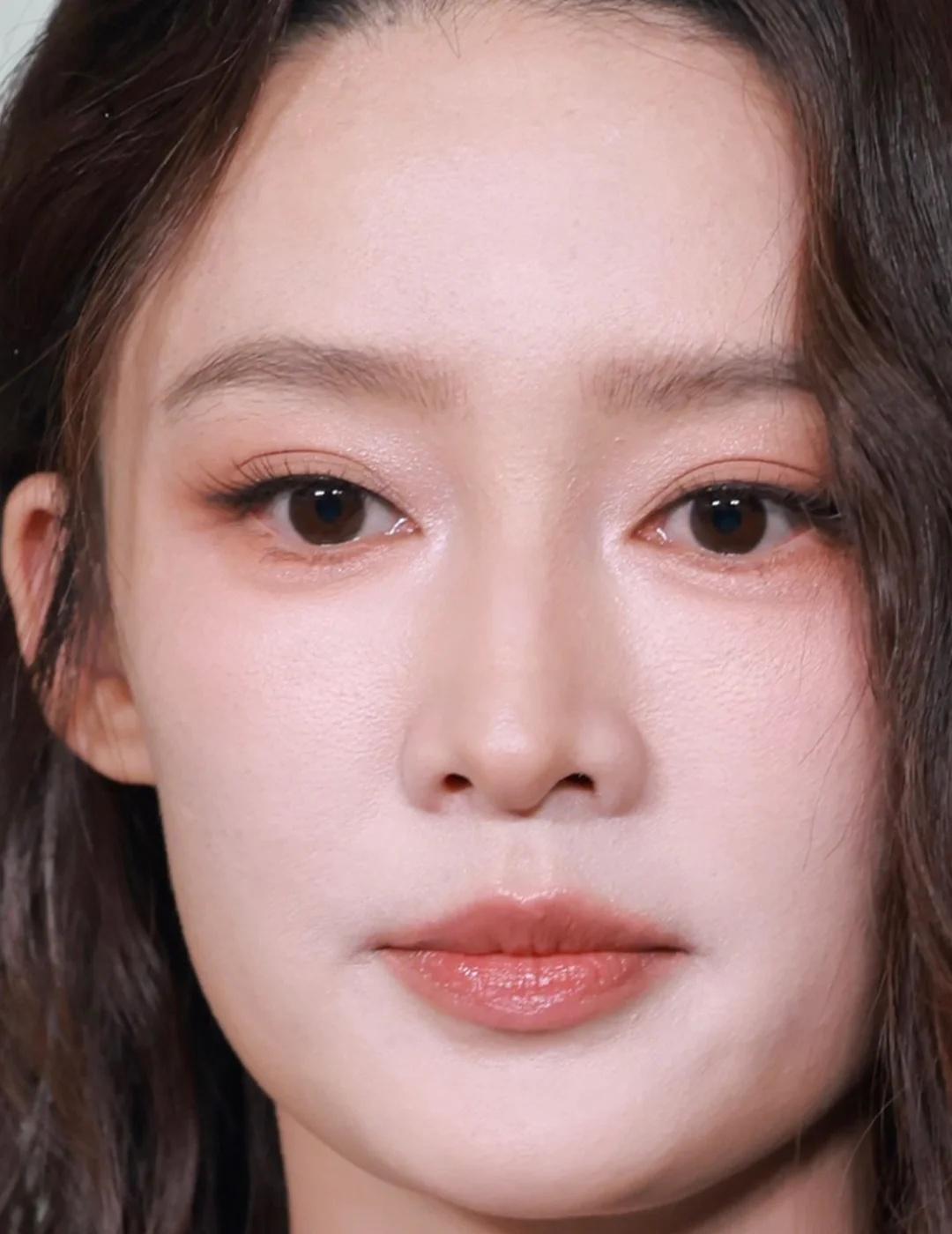 Prada活动生图，无袖白色长裙，搭配黑色丝袜高跟，清纯有气质