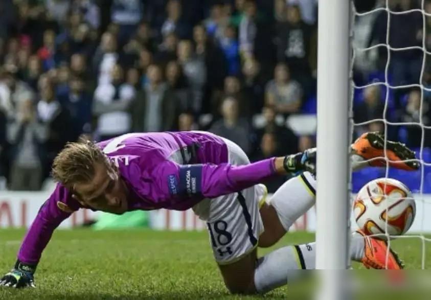 拜仁门将全躺了，今晚欧冠可能让凯恩去守门。你没听错，就是那个进球如麻的哈里·凯恩