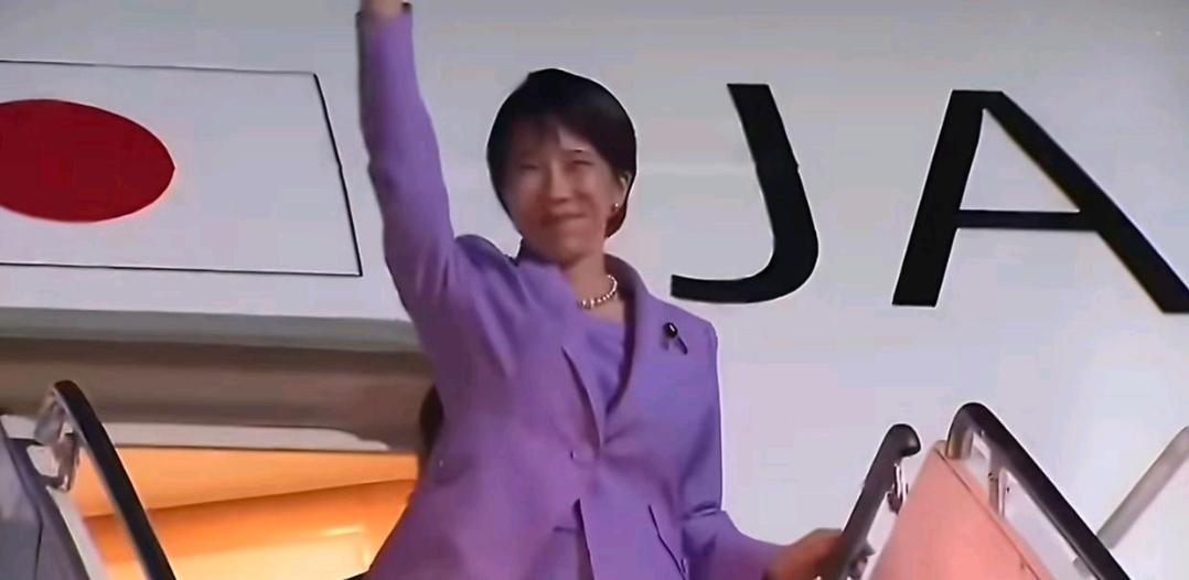 是个好演员，无实物表演，对着空气都能微笑挥手