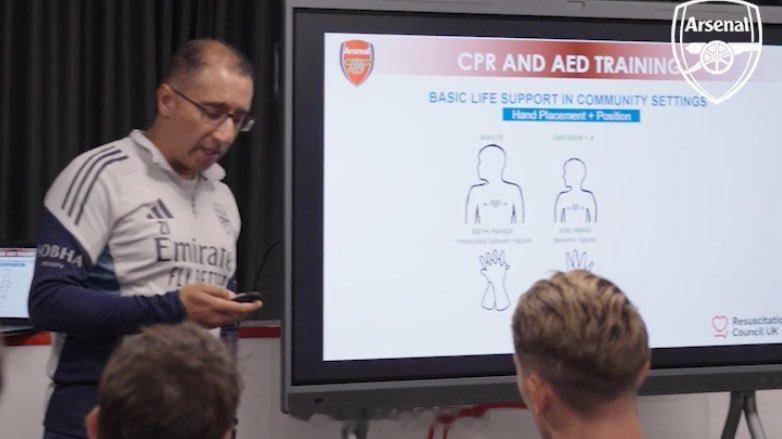 阿森纳队员们学习了如何进行心肺复苏术。运动医学和体能主管扎法尔·伊克巴尔说：“学