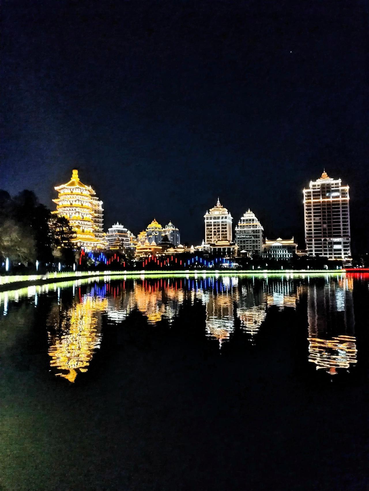 夜幕下，璀璨灯火洒落在水面，那倒影如梦似幻。于夜晚漫步玉龙湖畔，对岸的建筑群灯火