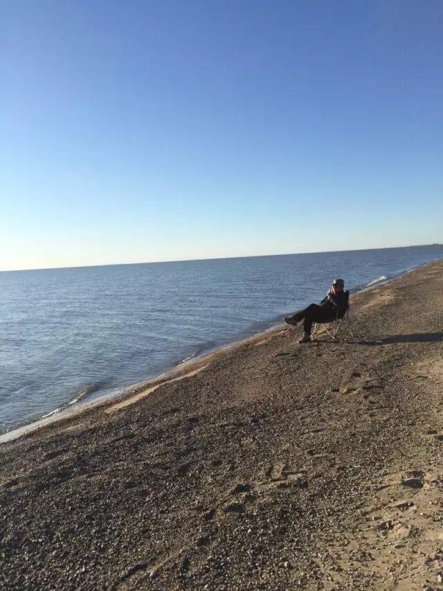 呼伦湖，位于内蒙古自治区西部边陲，在新巴尔虎右旗境内，湖面宽阔，是一个草原上的明