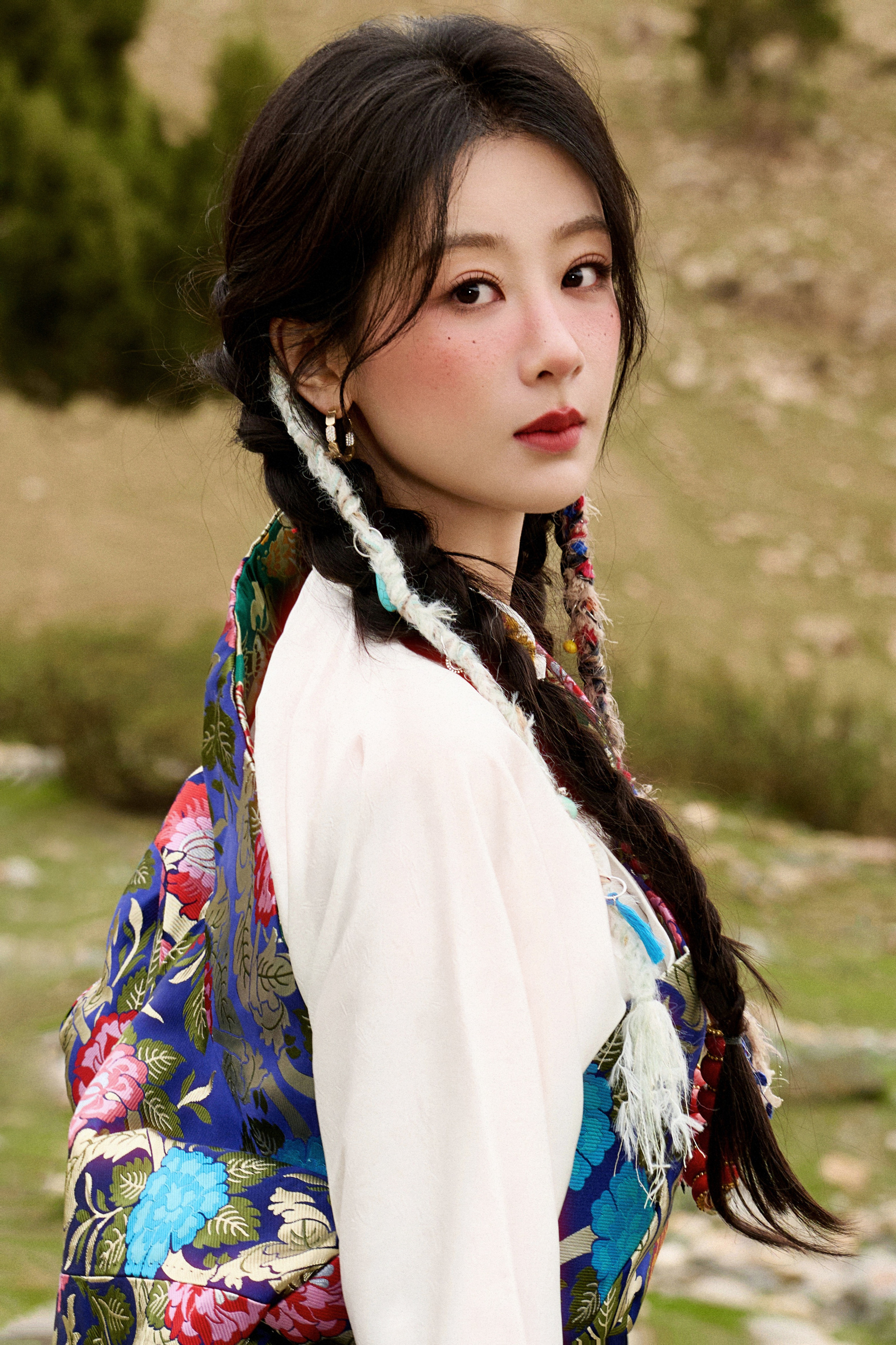 杨紫杨紫藏族少女妆杨紫白菊 啊啊啊  太美了，每一帧好都好好看啊，最好的白菊杨紫