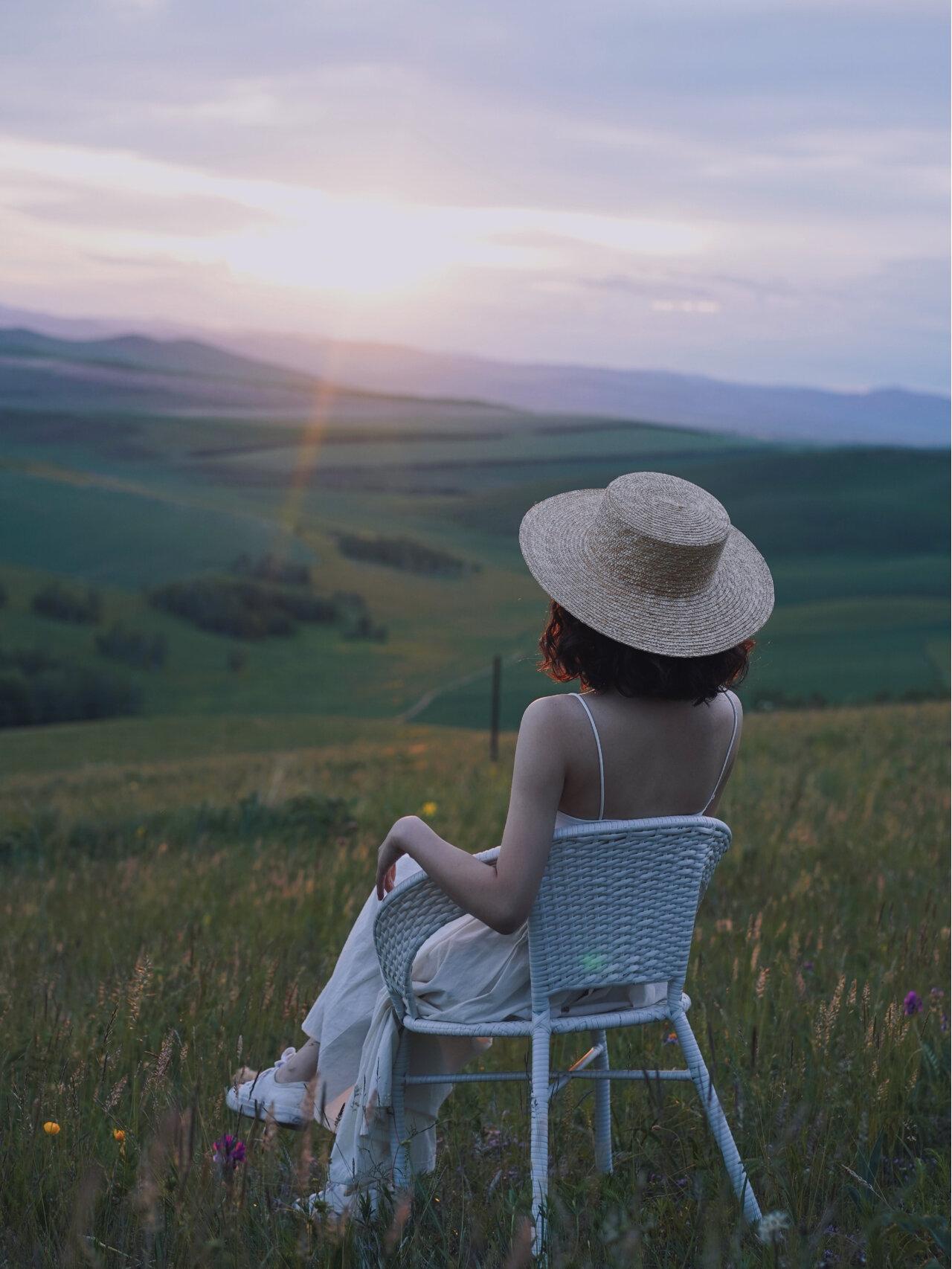 下联：草地晚照牧心人。

（图片来自网络）