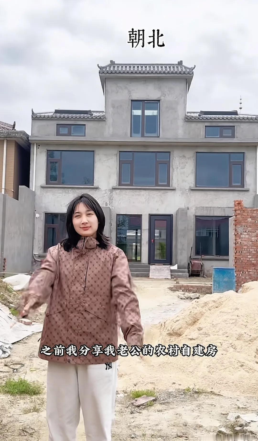33岁女星晒农村自建房，老公砸50万只建一半，被亲戚嘲没投资价值！
在经典喜剧《